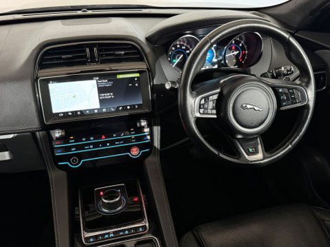 Jaguar F-Pace R-SPORT AWD 11