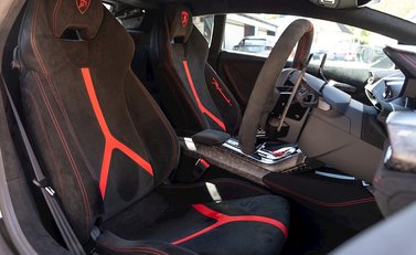 Lamborghini Huracan LP640-4 Performante 12