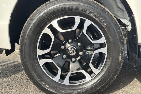 Toyota Hilux Invincible 4WD D-4D Double Cab Pickup 31