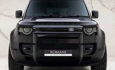 Land Rover Defender 110 V8 Bond Edition 4