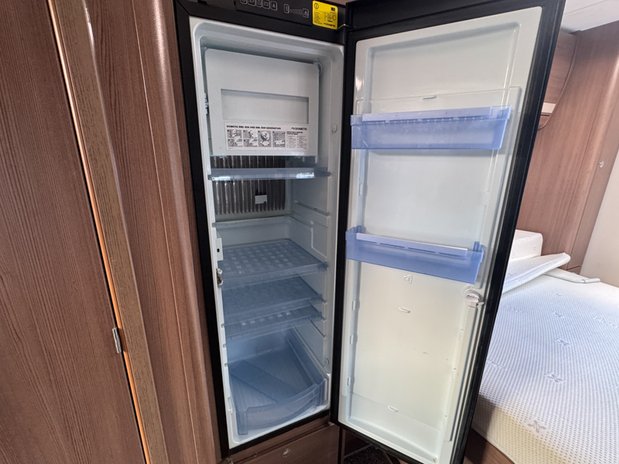 Elddis Majestic 254 2 Belt|4 Berth|Transverse Island Bed|Kitchen|Bathroom|Large Fridge Freezer 18