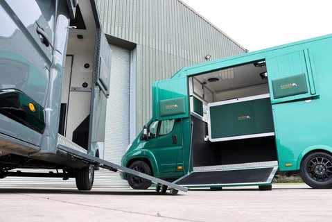 Brand new Pre registered 4.5 TON Seeker Horsebox delivery miles with aluminium stallion partitions  10