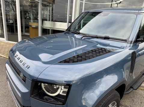 Land Rover Defender SE MHEV 11