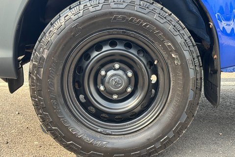 Toyota Hilux Active 4WD D-4D ECB Pickup 32