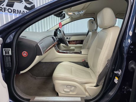 Jaguar XF 3.0d V6 Premium Luxury Saloon 4dr Diesel Auto Euro 5 (240 ps) 33
