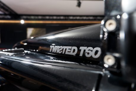 Land Rover Defender 90 TD XS STATION WAGON. TWISTED EDITION. TWISTED UPGRADES. HEATED SEATS. 41