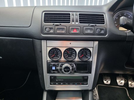 Volkswagen Golf 3.2 R32 Hatchback 3dr Petrol Manual (276 g/km, 240 bhp) 12