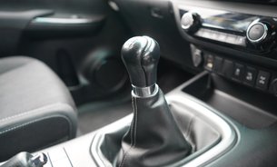 Toyota Hilux INVINCIBLE 4WD D-4D DCB FSH Fresh MOT Recent New Rear Tyres Tow Bar 1 Owner 21