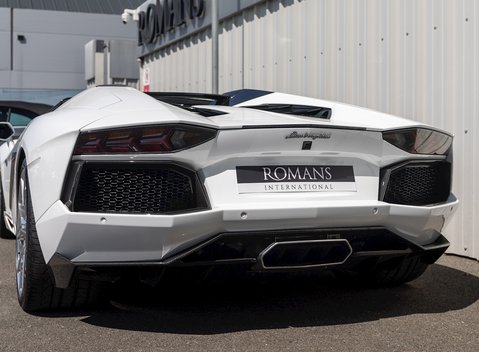 Lamborghini Aventador LP700-4 Roadster 32
