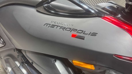 Peugeot Metropolis 400 RXR 2017 ONLY 10K 3 WHEELER TRIKE CAR LICENCE LONG MOT 36