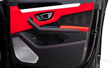 Lamborghini Urus NERO Design 23