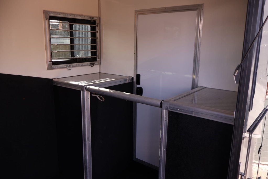 Renault Master 3.5 ton Coach Built Freddie Gover Horsebox with uprated suspension alloys  24