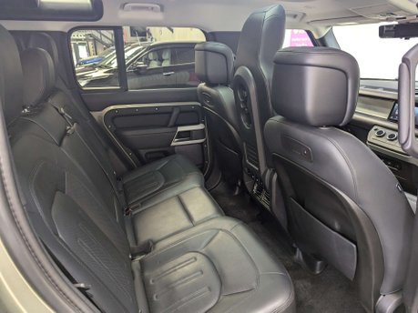Land Rover Defender 2.0 Defender SE Auto 4WD 5dr 18