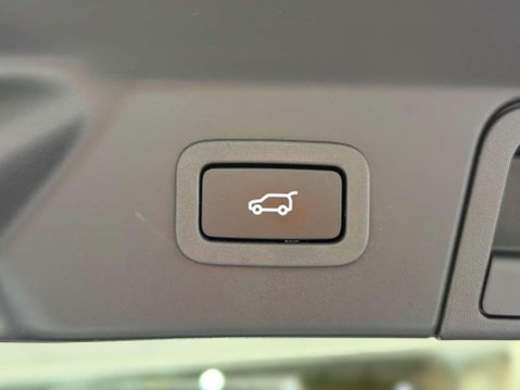 Land Rover Range Rover Velar 2.0 D180 R-Dynamic SE SUV 5dr Diesel Auto 4WD Euro 6 (s/s) (180 ps) 36