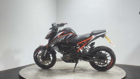 KTM Duke 2018 26K RUNNING PROJECT BIKE SPARES OR REPAIR 125CC NAKED 4