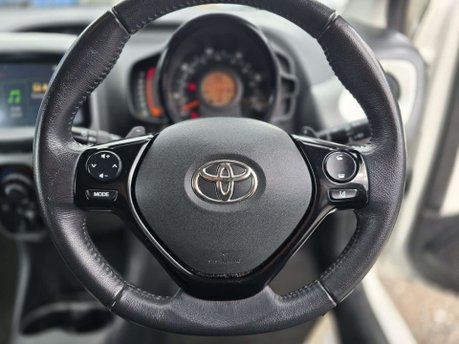 Toyota Aygo 1.0 VVT-i x-play Hatchback 5dr Petrol x-shift Euro 6 (Safety Sense) (71 ps) 30