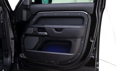 Land Rover Defender 110 V8 Bond Edition 23