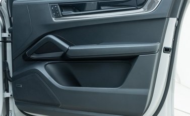 Porsche Cayenne TURBO E-HYBRID 28