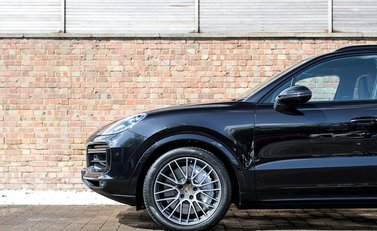 Porsche Cayenne Turbo (New Model) 27