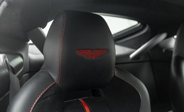 Aston Martin V12 Vantage S 15