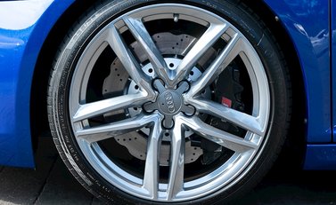 Audi R8 V10 Spyder 12