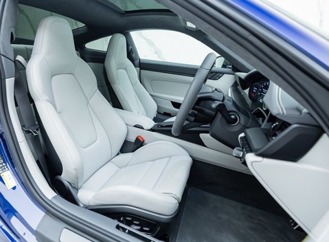 Porsche 911 Carrera GTS (992) 12
