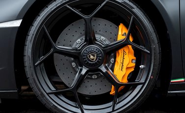 Lamborghini Huracan LP640-4 Performante 10