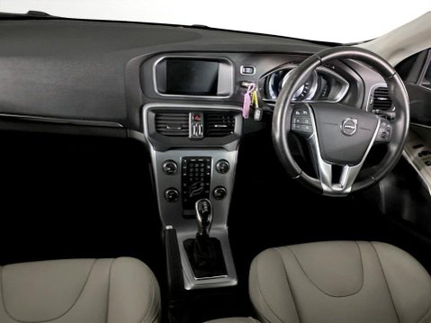 Volvo V40 1.5 T3 GPF Inscription Hatchback 5dr Petrol Auto Euro 6 (s/s) (152 ps) Air 18