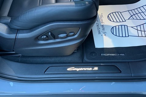 Porsche Cayenne V6 S E-HYBRID BLACK EDITION - PANORAMIC ROOF - AS NEW CONDITION 43