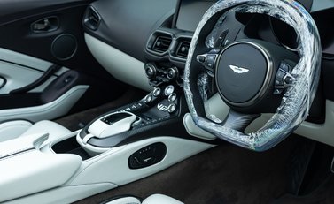 Aston Martin V12 Vantage Roadster 7