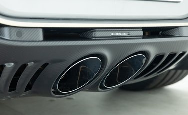 Aston Martin V12 Vantage 32