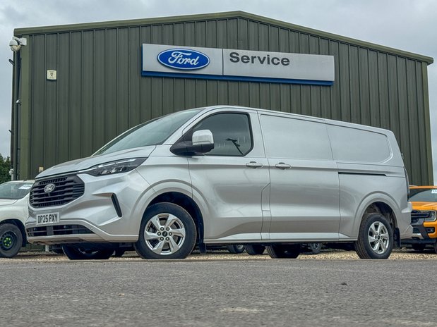 Ford Transit Custom AUTO LWB L2H1 Low Roof Limited 320 Air Con Alloys Cam Sensors EURO 6 1