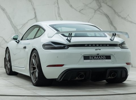 Porsche Cayman GT4 (718) 11