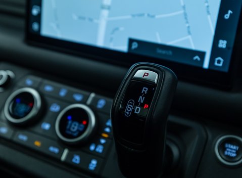 Land Rover Defender 110 V8 Bond Edition 26