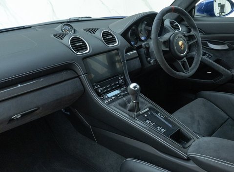 Porsche Cayman GT4 (718) 14