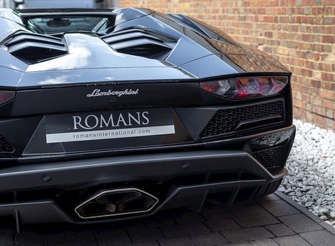 Lamborghini Aventador S LP740-4 Roadster 26