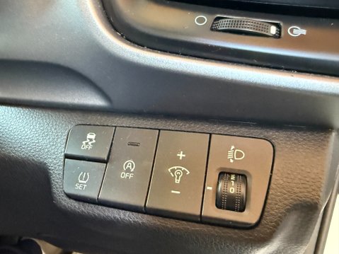 Kia Stonic 2 **10,841 MILES** 32