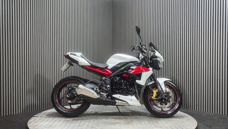 Triumph Street Triple R 2013 13K EXCELLENT CONDITION NEW MOT 675CC TRIPLE