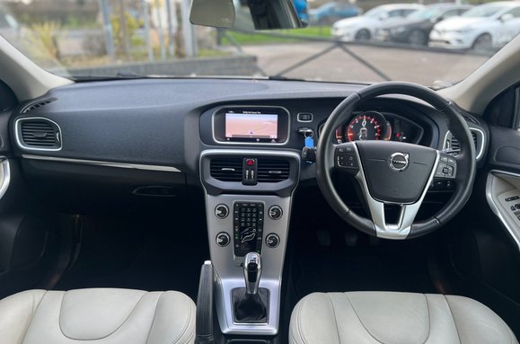Volvo V40 2.0 T3 INSCRIPTION 36