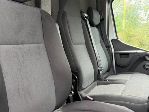 Renault Master 2.3 dCi 35 Business FWD MWB Medium Roof Euro 6 5dr 9