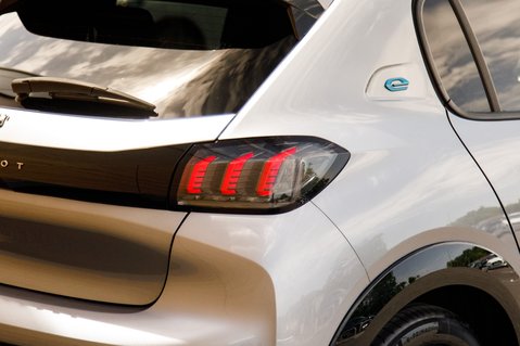 Peugeot 208 ALLURE PREMIUM 9