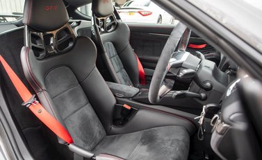 Porsche Cayman GT4 12