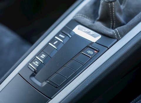 Porsche Cayman GT4 18