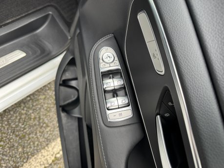 Mercedes-Benz V Class V250D AMG Line Auto Diesel Extra Long Wheelbase 8 SEATER/360 CAM/SAT NAV 19