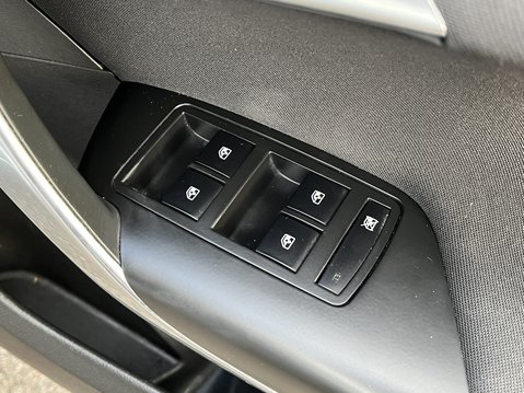 Vauxhall Insignia 1.8i VVT SRi 5dr 19