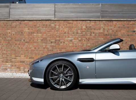 Aston Martin V12 Vantage S Roadster 30