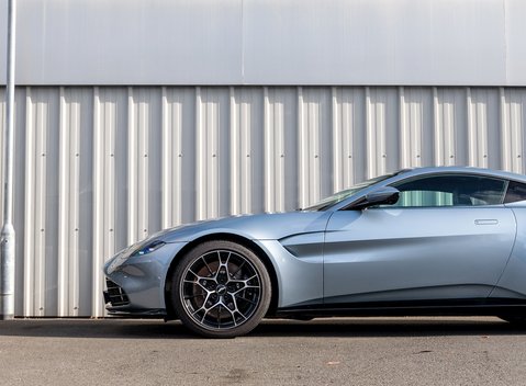 Aston Martin V8 Vantage 25