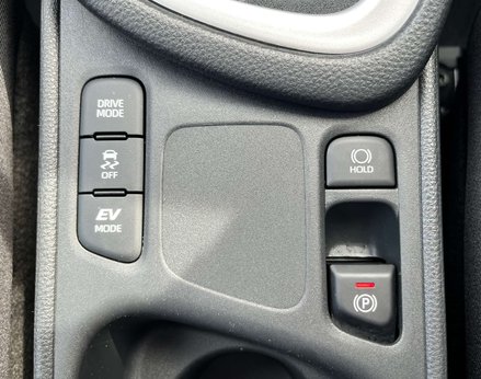 Toyota Yaris ICON HEV CVT 53