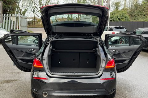BMW 1 Series 118I SPORT - 1 OWNER -REVERSE CAMERA - PARK ASSISTANT - COMFORT PACKAGE 19