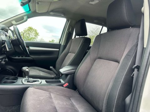 Toyota Hilux 2.4 HI-Luxury Invincible D-4D 4WD Double Cab Auto 4WD 5dr 11